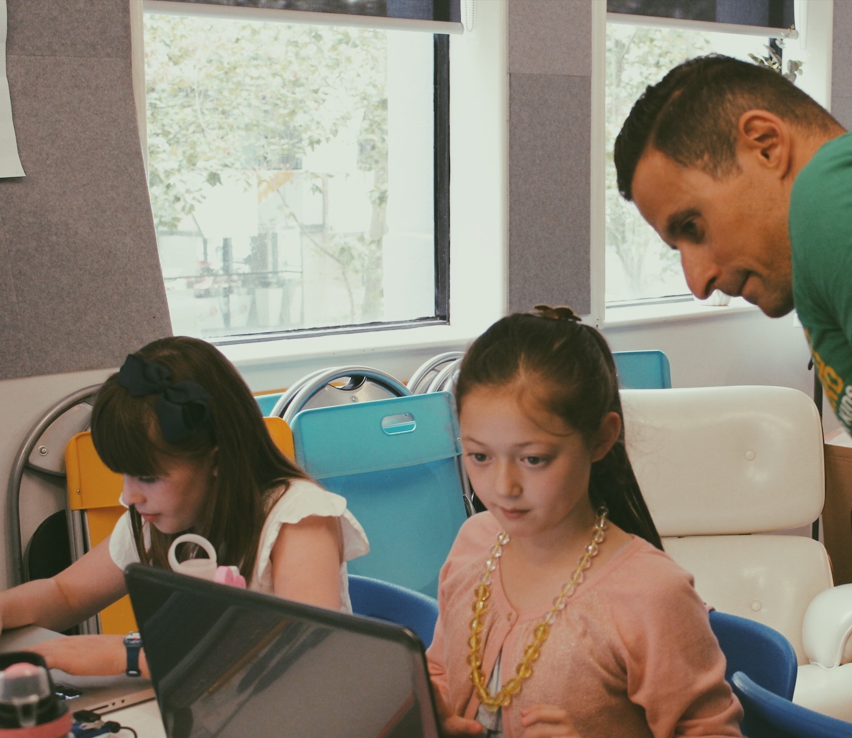 Lemonade Stand Workshop - Steve teaches a girl how to prepare a slide deck